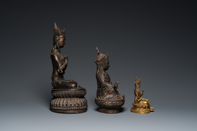 Deux bouddhas en bronze dor&eacute; et un en fer de fonte, Tibet, 19/20&egrave;me