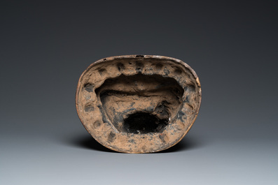 Een grote Chinese bronzen Boeddha met sporen van vergulding, Kangxi merk, Qing