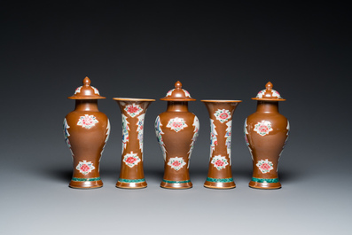 Een Chinees famille rose kaststel van vijf vazen met 'Xi Xiang Ji' decor op capucijnbruine fondkleur, Yongzheng