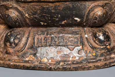 Een grote Chinese bronzen Boeddha met sporen van vergulding, Kangxi merk, Qing
