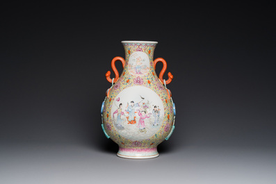 Een Chinese famille rose 'hu' vaas met decor van de 'acht onsterfelijken', Qianlong merk, Republiek