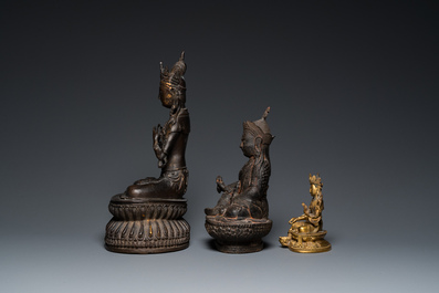 Deux bouddhas en bronze dor&eacute; et un en fer de fonte, Tibet, 19/20&egrave;me