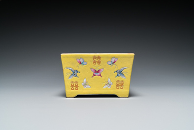 Een Chinese famille rose jardini&egrave;re met gele fondkleur, Guangxu merk en periode