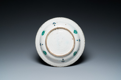 Een grote polychrome Iznik schotel met 'Saz' decor, Turkije, eind 16e eeuw