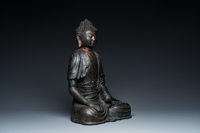 Een grote Sino-Tibetaanse bronzen Boeddha met sporen van vergulding, Ming