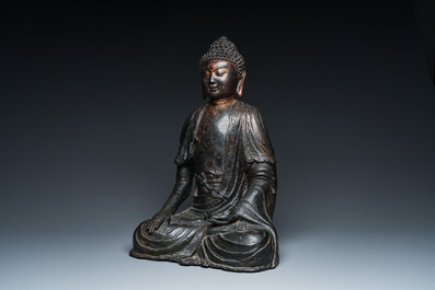 Een grote Sino-Tibetaanse bronzen Boeddha met sporen van vergulding, Ming