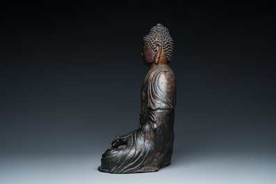 Een grote Sino-Tibetaanse bronzen Boeddha met sporen van vergulding, Ming