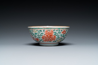 A Chinese famille verte 'cranes' plate and a 'peony scroll' bowl, Kangxi