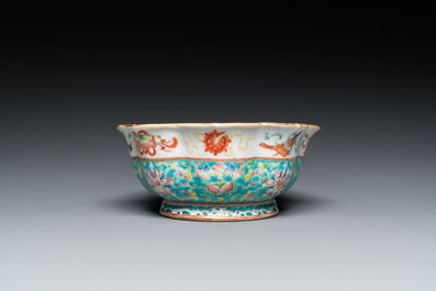 Een Chinese famille rose 'bajixiang' kom met turquoise fondkleur, Tongzhi merk en periode