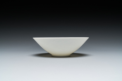 Een Chinese monochrome witte kom met anhua 'draken' decor, Yongle merk, Qing