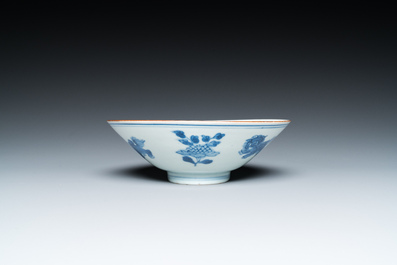 Een Chinese blauw-witte kom met boeddhistische leeuwen, Jiajing merk, Shunzhi