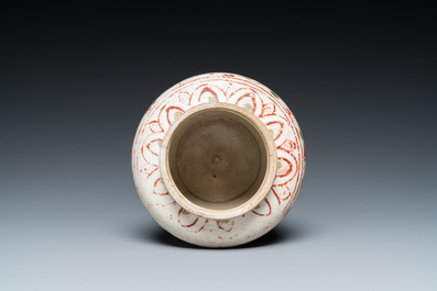 A Vietnamese or Annamese red- and green-enamelled jar with floral design, 14/15th C.