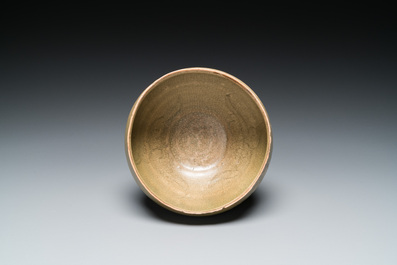 Een Chinese Yaozhou celadon 'lotus' kom, Song/Yuan