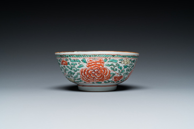 A Chinese famille verte 'cranes' plate and a 'peony scroll' bowl, Kangxi