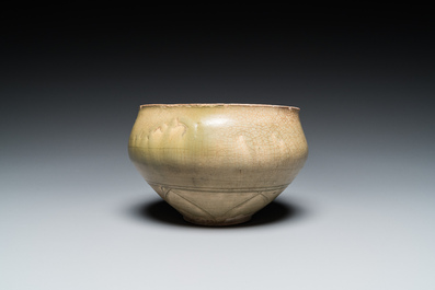 Een Chinese Yaozhou celadon 'lotus' kom, Song/Yuan