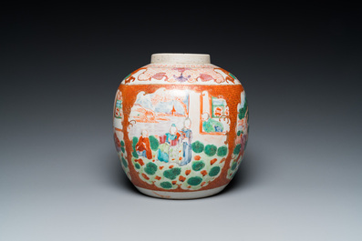 Pot en porcelaine de Chine famille rose &agrave; sujet mandarin au couvercle et socle en bois, Qianlong/Jiaqing