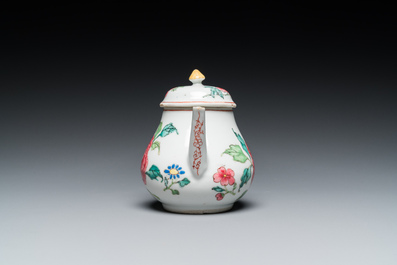 Een Chinese famille rose theepot en deksel met pioenen, Yongzheng