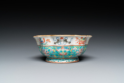 Een Chinese famille rose 'bajixiang' kom met turquoise fondkleur, Tongzhi merk en periode