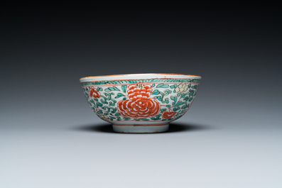 A Chinese famille verte 'cranes' plate and a 'peony scroll' bowl, Kangxi