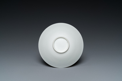 Een Chinese monochrome witte kom met anhua 'draken' decor, Yongle merk, Qing