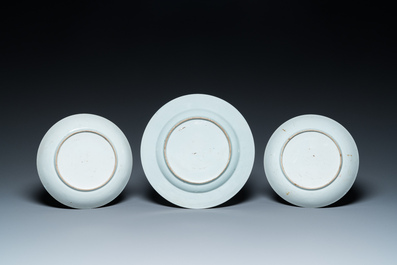 Un plat en porcelaine de Chine famille rose et une paire d'assiettes en famille verte, Kangxi/Qianlong
