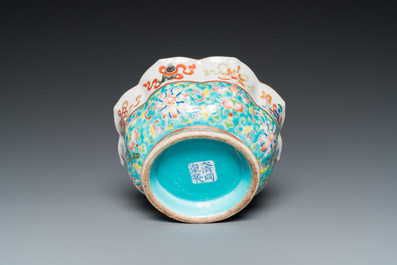 Een Chinese famille rose 'bajixiang' kom met turquoise fondkleur, Tongzhi merk en periode