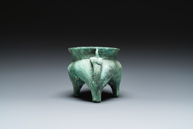 A Chinese bronze 'he' wine ewer, Western Zhou, ca. 11th-8th C. b.C.