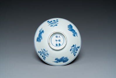 Een Chinese blauw-witte kom met boeddhistische leeuwen, Jiajing merk, Shunzhi