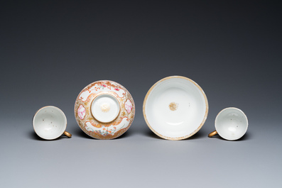 Een Chinese famille rose dekselkom, twee koppen en een schotel met een jachtsc&egrave;ne, Qianlong