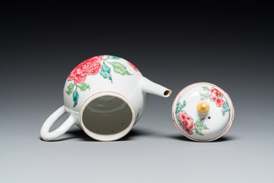 Een Chinese famille rose theepot en deksel met pioenen, Yongzheng