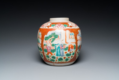 Pot en porcelaine de Chine famille rose &agrave; sujet mandarin au couvercle et socle en bois, Qianlong/Jiaqing