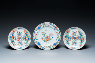 Un plat en porcelaine de Chine famille rose et une paire d'assiettes en famille verte, Kangxi/Qianlong