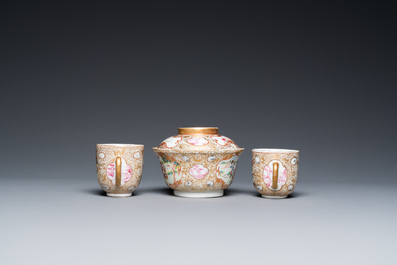 Een Chinese famille rose dekselkom, twee koppen en een schotel met een jachtsc&egrave;ne, Qianlong