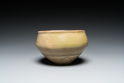 Een Chinese Yaozhou celadon 'lotus' kom, Song/Yuan