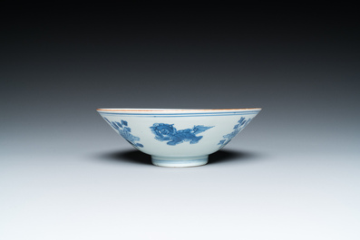 Een Chinese blauw-witte kom met boeddhistische leeuwen, Jiajing merk, Shunzhi