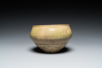Een Chinese Yaozhou celadon 'lotus' kom, Song/Yuan