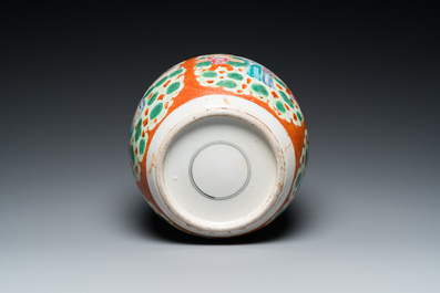 Pot en porcelaine de Chine famille rose &agrave; sujet mandarin au couvercle et socle en bois, Qianlong/Jiaqing