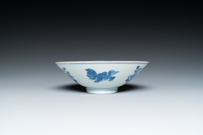 Een Chinese blauw-witte kom met boeddhistische leeuwen, Jiajing merk, Shunzhi