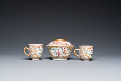 Een Chinese famille rose dekselkom, twee koppen en een schotel met een jachtsc&egrave;ne, Qianlong