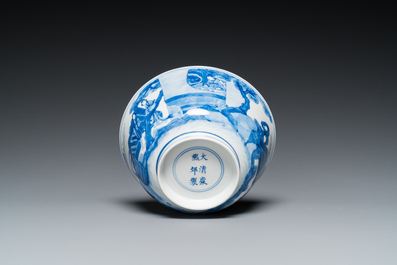 Een Chinese blauw-witte kom met verhalend decor, Kangxi merk en periode