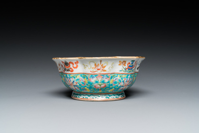 Een Chinese famille rose 'bajixiang' kom met turquoise fondkleur, Tongzhi merk en periode