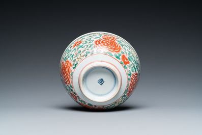 A Chinese famille verte 'cranes' plate and a 'peony scroll' bowl, Kangxi