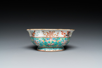 Een Chinese famille rose 'bajixiang' kom met turquoise fondkleur, Tongzhi merk en periode