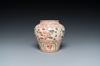 A Vietnamese or Annamese red- and green-enamelled jar with floral design, 14/15th C.