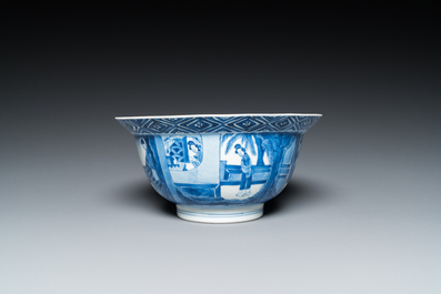 Een Chinese blauw-witte kom met verhalend decor, Kangxi merk en periode