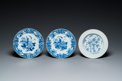 Een Chinese blauw-witte schotel en zeven borden met bloemen en landschappen, Kangxi/Qianlong