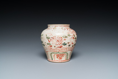 A Vietnamese or Annamese red- and green-enamelled jar with floral design, 14/15th C.