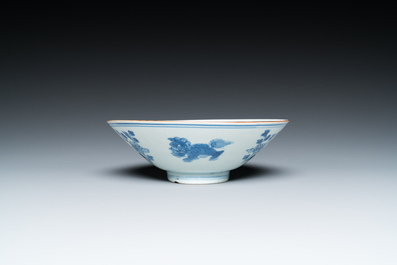 Een Chinese blauw-witte kom met boeddhistische leeuwen, Jiajing merk, Shunzhi