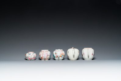 Cinq th&eacute;i&egrave;res en porcelaine de Chine famille rose, Yongzheng/Qianlong