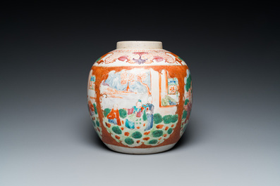 Pot en porcelaine de Chine famille rose &agrave; sujet mandarin au couvercle et socle en bois, Qianlong/Jiaqing